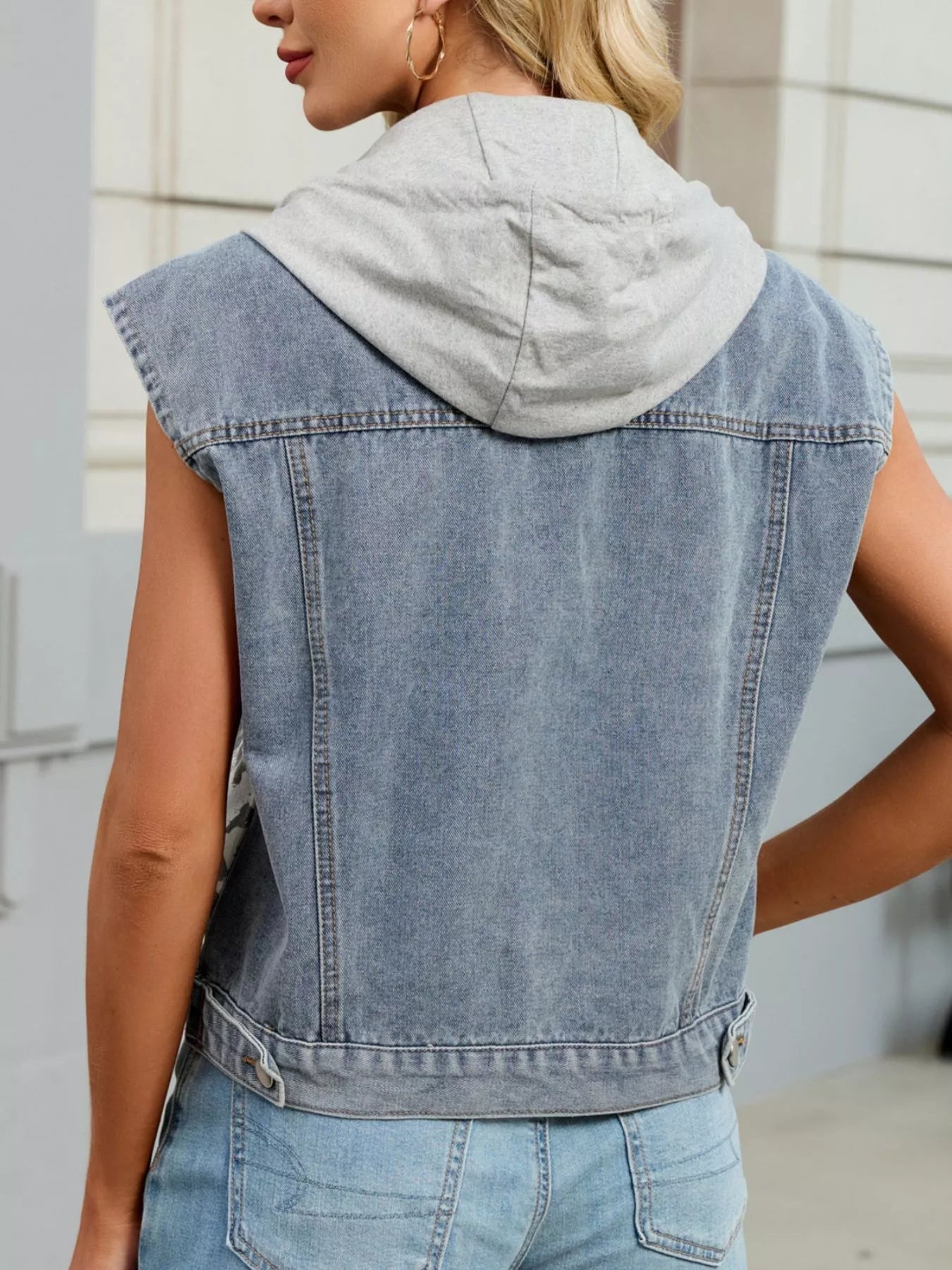 Colete Jeans com Capuz e Estampa de Leopardo - Botões Frontais - Lara Moda