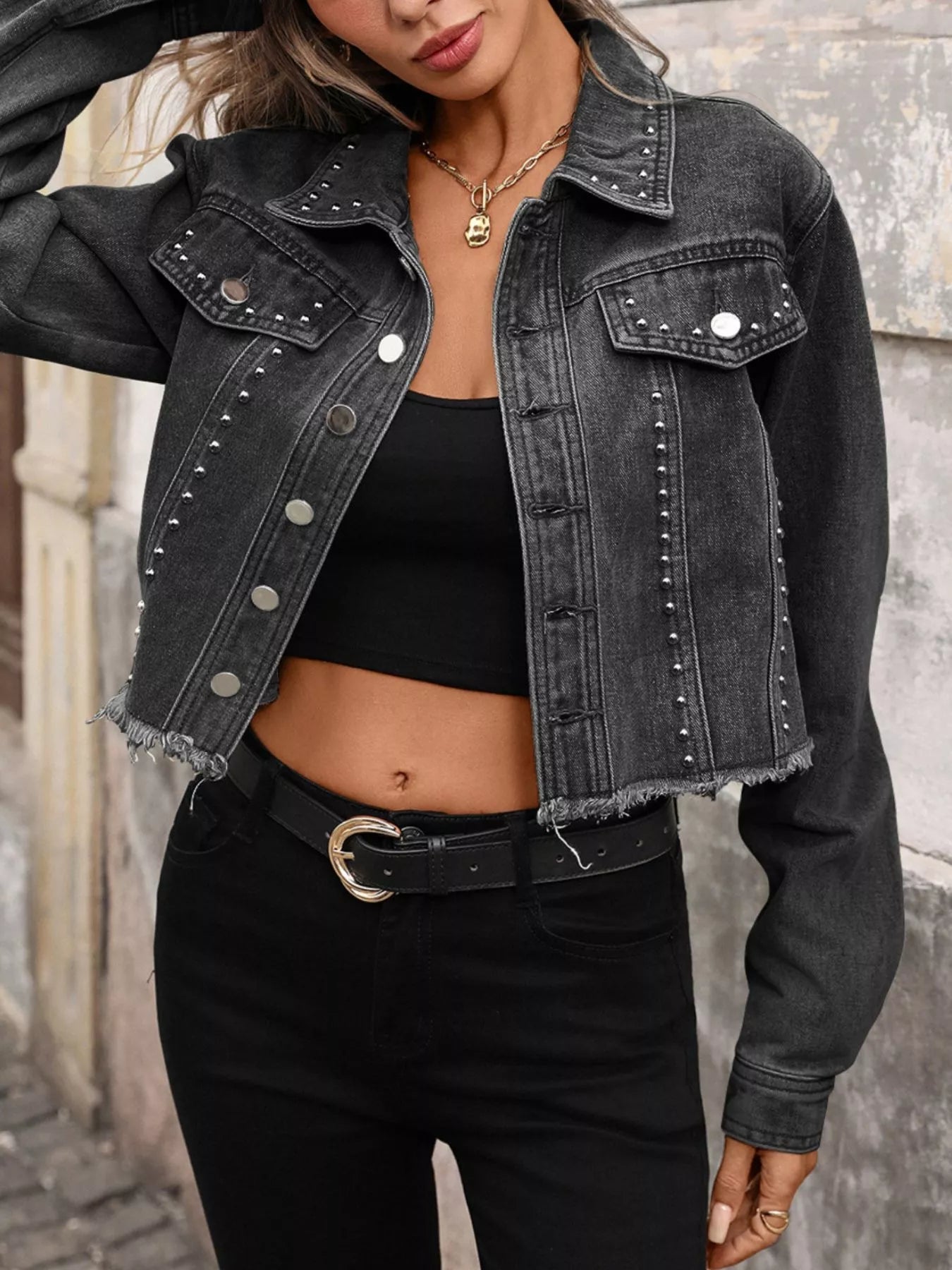 Jaqueta Jeans com Tachas e Barra Desfiada - Botões Frontais - Lara Moda
